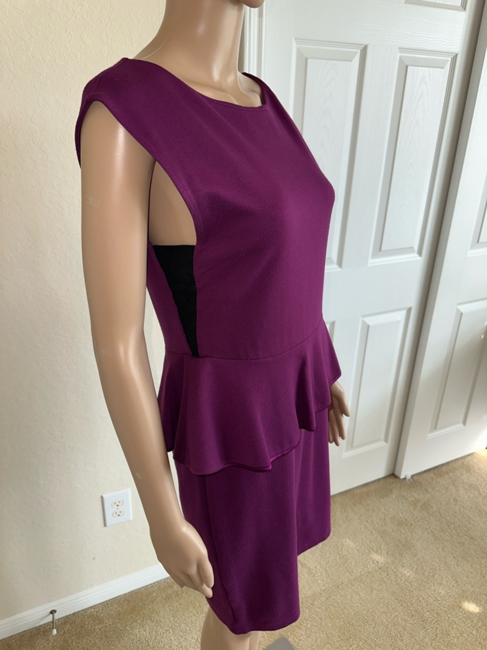 Alice + Olivia Magenta Sheath Dress with Peplum Detail Size 12 - Picture 3 of 12